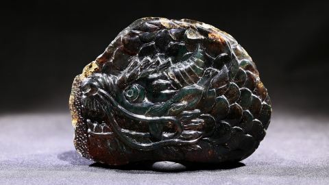 Bernstein Drache handgeschnitzt