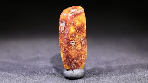 Baltischer Bernstein feuer rot