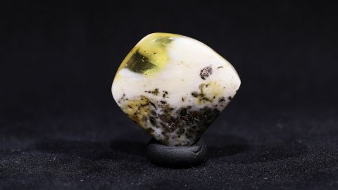 Baltischer Bernstein geschliffen und poliert