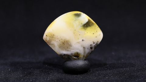 Naturbernstein geschliffen und poliert