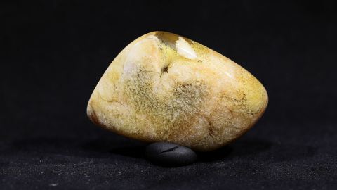 Naturbernstein mit Kristallen