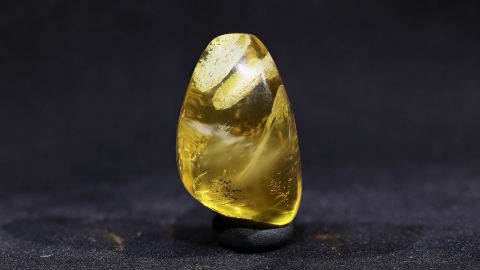 Baltischer Bernstein mit Kristallen