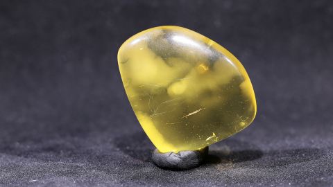 Bernstein honiggelb und sehr klar