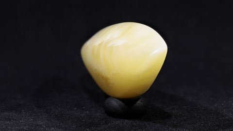 Weißer Baltischer Bernstein geschliffen und poliert