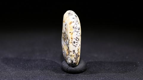 blauer Naturbernstein geschliffen und poliert