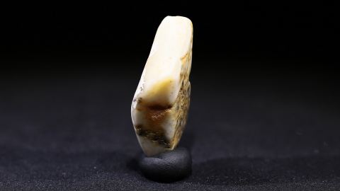 weißer Naturbernstein geschliffen und poliert