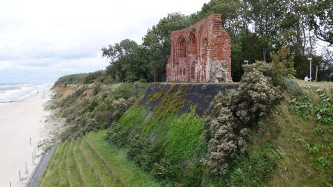 Die Kirchenruine von Hoff (Ruiny Kościoła w Trzęsaczu)