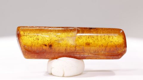 Bernstein mit Einschlüssen
