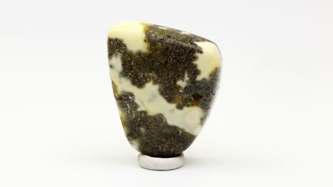 Bernstein von Hand poliert