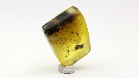 Bernstein von Hand geschliffen