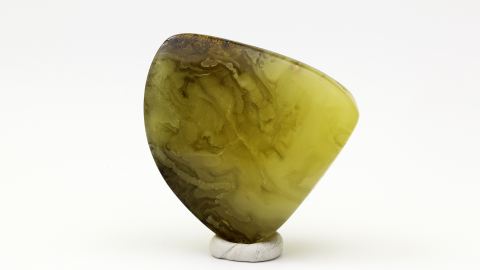 Bernstein von Hand geschliffen