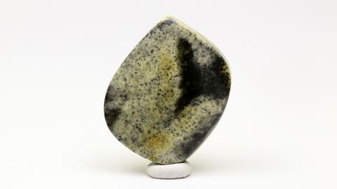 Baltischer Bernstein von Hand poliert