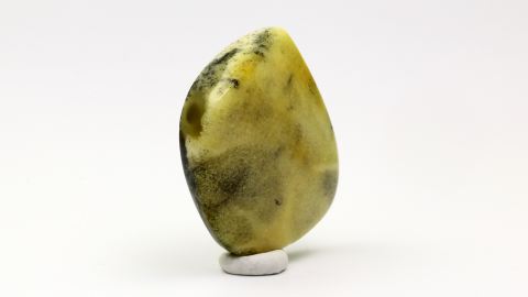 Bernstein von Hand geschliffen