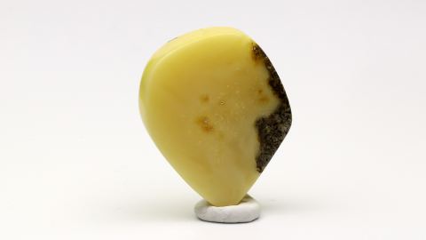 Bernstein von Hand geschliffen