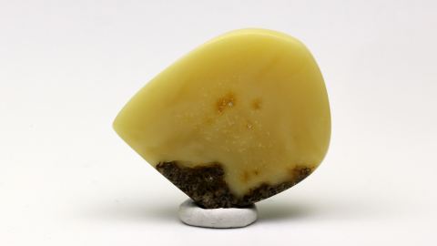 Bernstein geschliffen und von Hand poliert