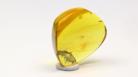 Bernstein von Hand geschliffen