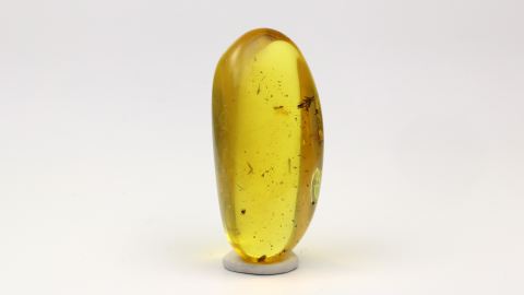 Bernstein von Hand geschliffen