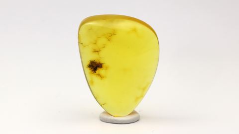 Bernstein geschliffen und von Hand poliert