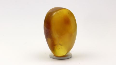Bernstein von Hand geschliffen
