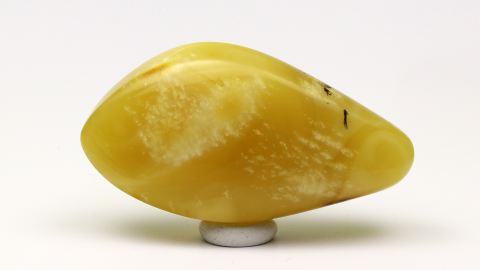 Bernstein geschliffen und von Hand poliert