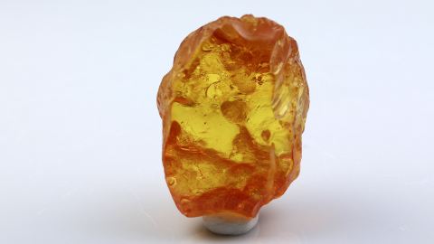 Baltischer Bernstein auf einer Seite geschliffen