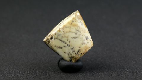 Baltischer Bernstein auf einer Seite geschliffen