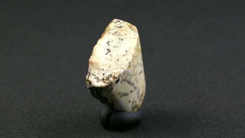 Naturbernstein auf einer Seite poliert