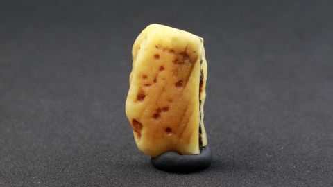 Baltischer Bernstein auf einer Seite geschliffen