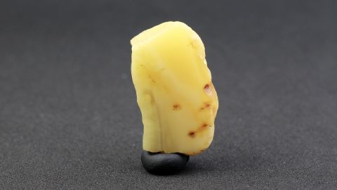 Naturbernstein auf einer Seite geschliffen und poliert