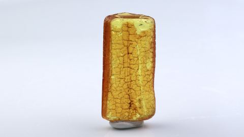 Naturbernstein auf einer Seite geschliffen