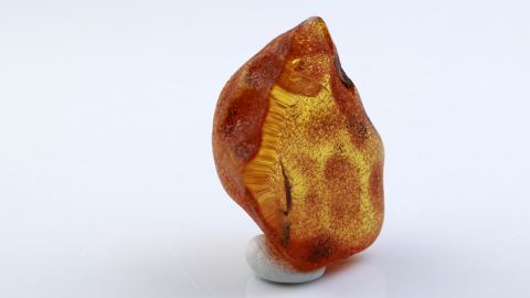 Naturbernstein auf einer Seite poliert