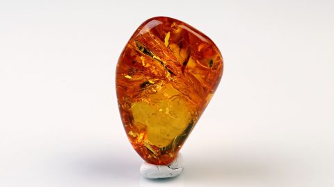 Bernstein geschliffen und poliert