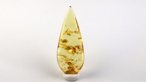 Bernstein von Hand geschliffen