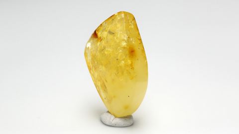 Bernstein von Hand geschliffen und poliert