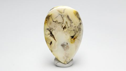 Bernstein von Hand geschliffen und poliert