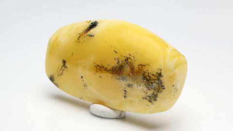 Bernstein von Hand geschliffen und poliert