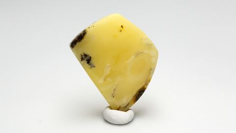 Bernstein von Hand geschliffen und poliert