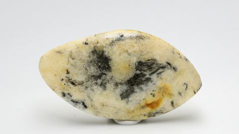 Baltischer Bernstein geschliffen und poliert