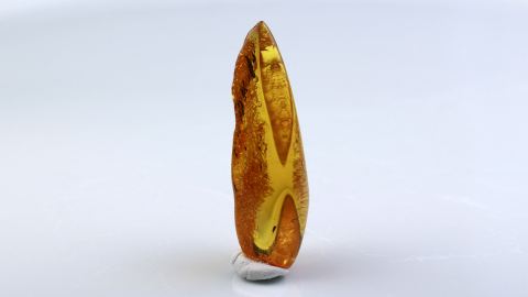 Naturbernstein auf einer Seite geschliffen und poliert