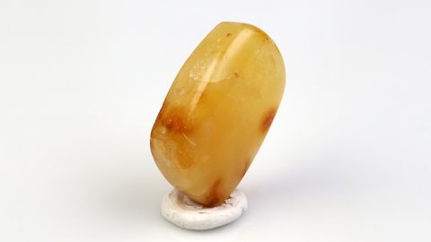 Bernstein von Hand poliert