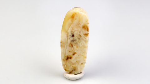 Bernstein von Hand poliert