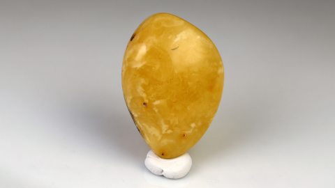 Bernstein geschliffen und poliert