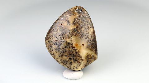 Bernstein geschliffen und poliert