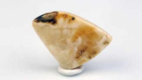 Bernstein von Hand poliert