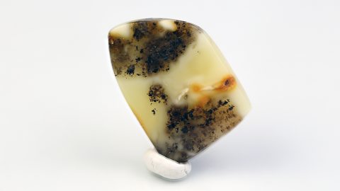 Bernstein von Hand poliert