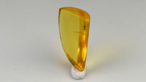 Baltischer Bernstein von Hand geschliffen