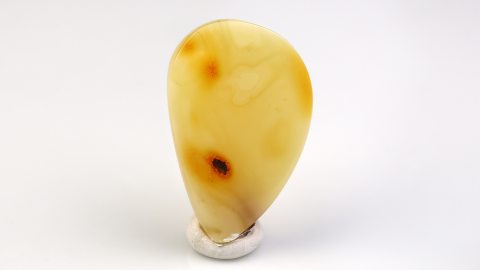 Bernstein von Hand poliert