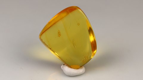 Bernstein von Hand poliert