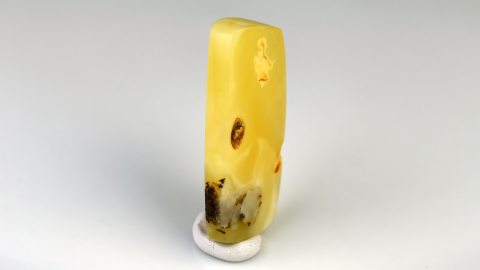 Baltischer Bernstein von Hand poliert