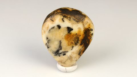 Bernstein geschliffen und poliert